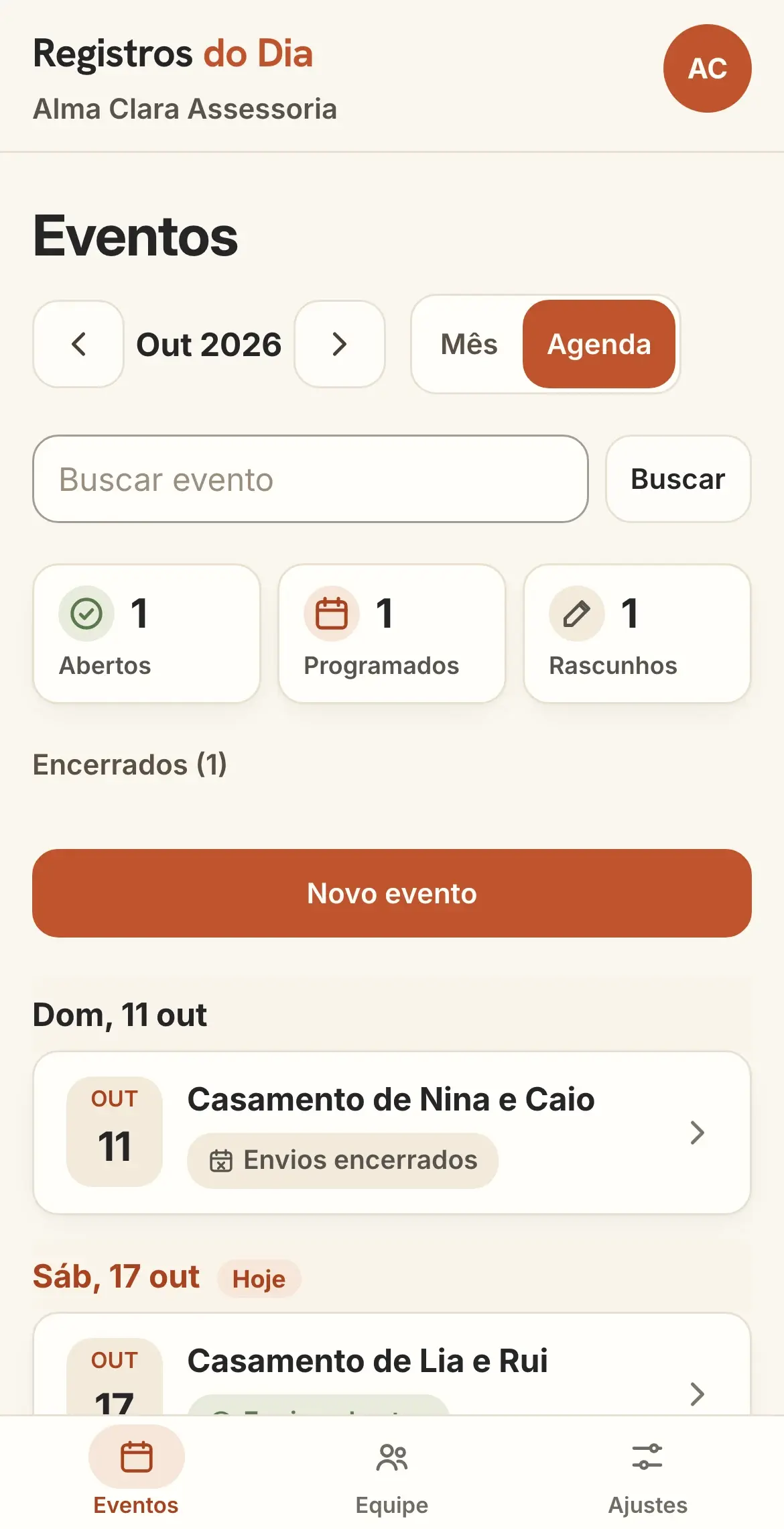 Lista de eventos do mês no painel da assessoria, com um casamento com envios abertos, um encerrado, um programado e um aniversário em rascunho.
