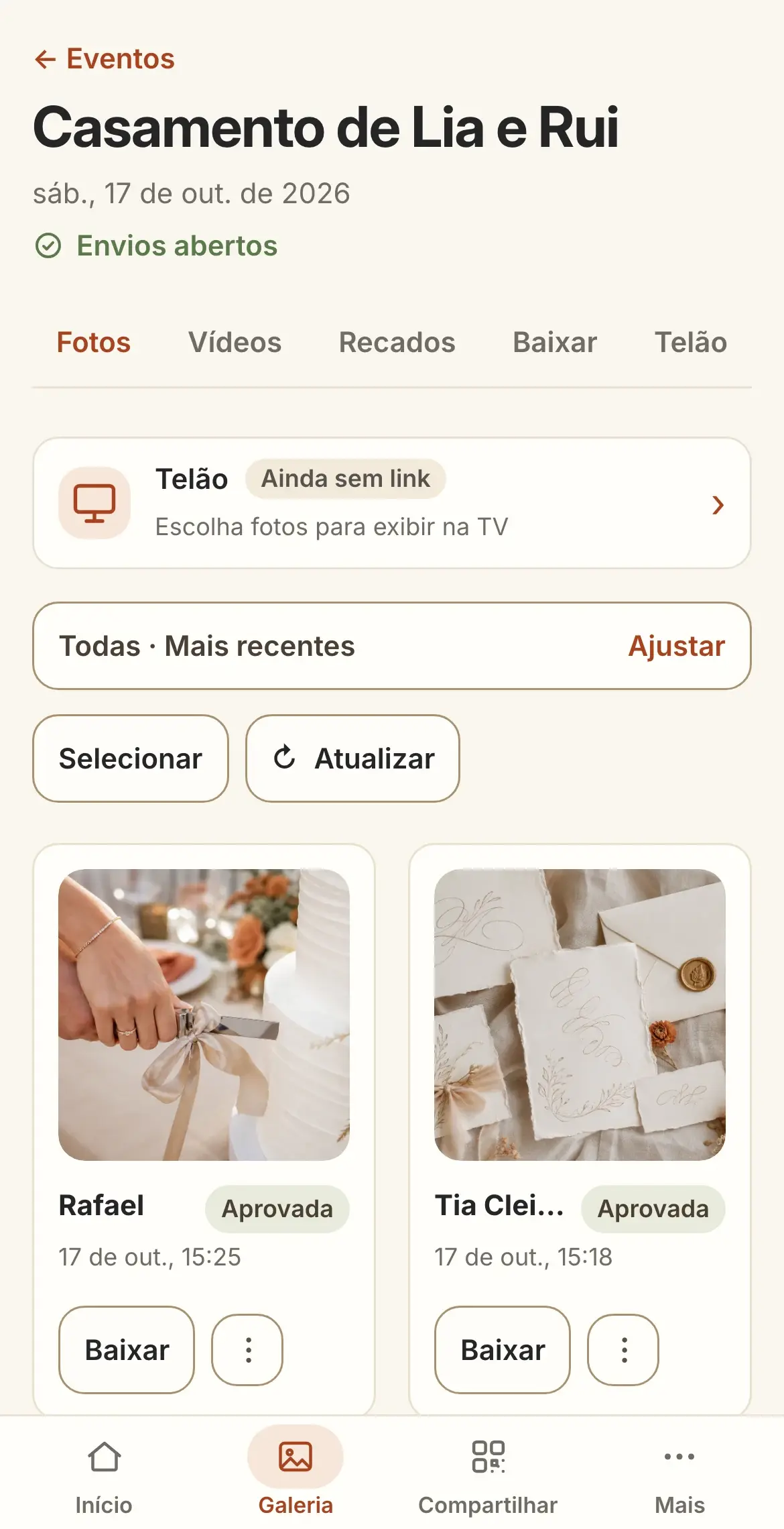 Galeria de um evento no painel da assessoria, no celular, com as fotos dos convidados.